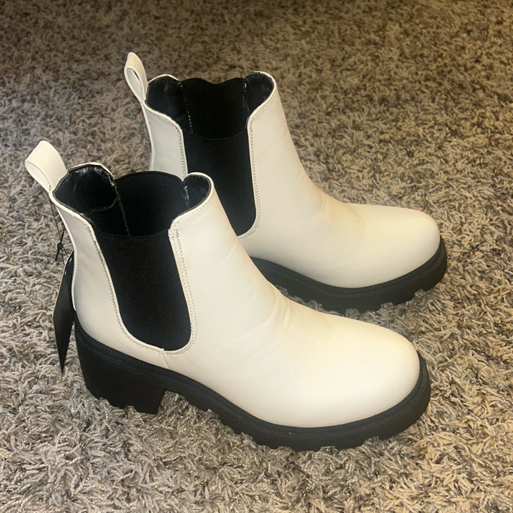 NWT Platform Chelsea Boots US 7 Womens White